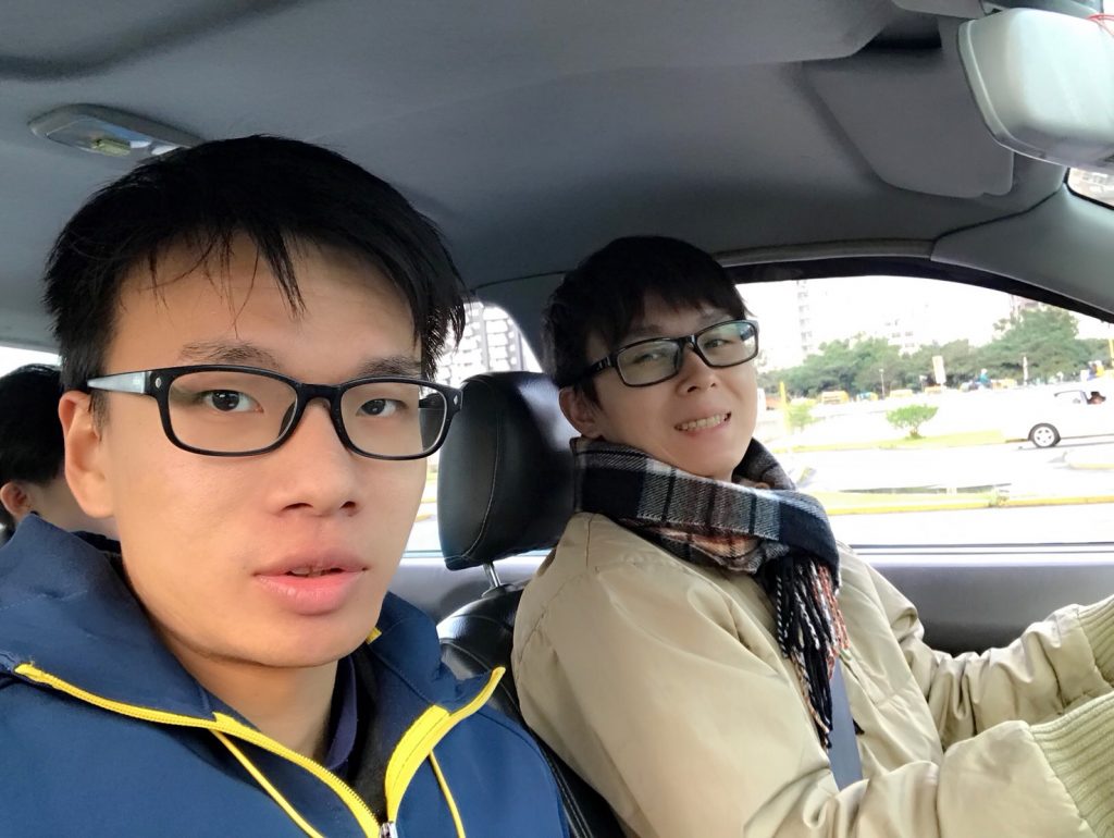 淡水道路駕駛|高世夆教練・一對一九小時課程 6 高世夆教練在左側,與學員於車內的真實教學合影