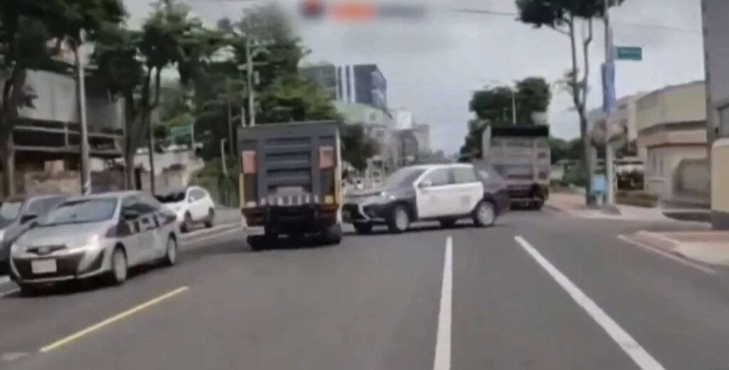 警車違規逆向左轉遭撞！引發網友撻伐